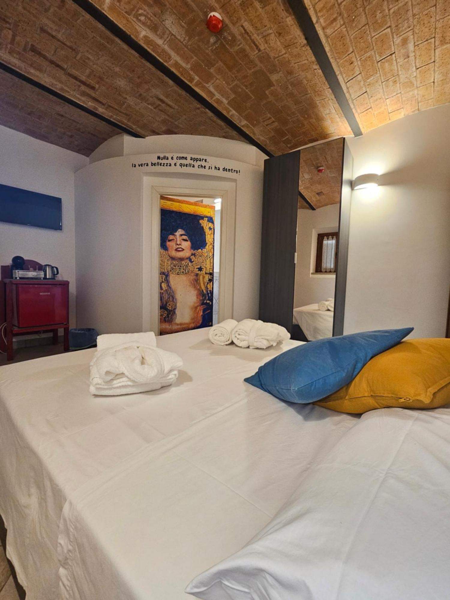 Rocca Massima Casale Dei Priori Bed & Breakfast エクステリア 写真